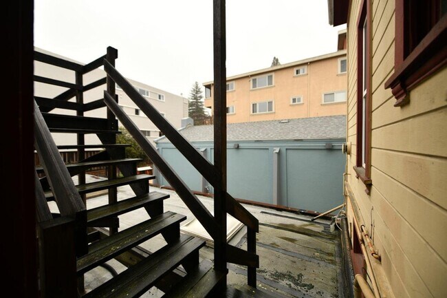 Building Photo - 2111 Vine St