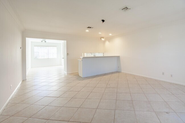 Building Photo - 527 W Jasmine Dr