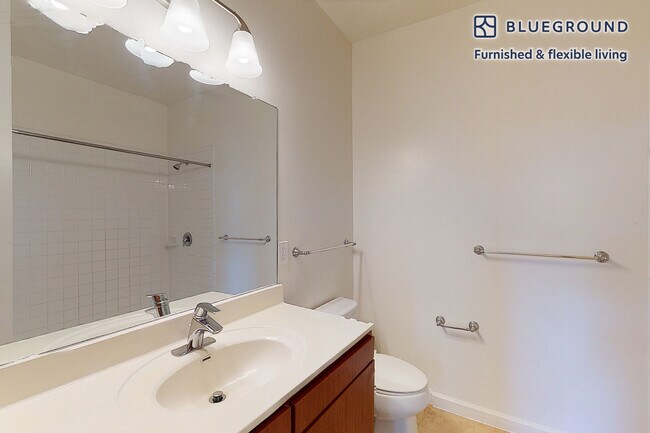 Building Photo - 1700 E 5th St