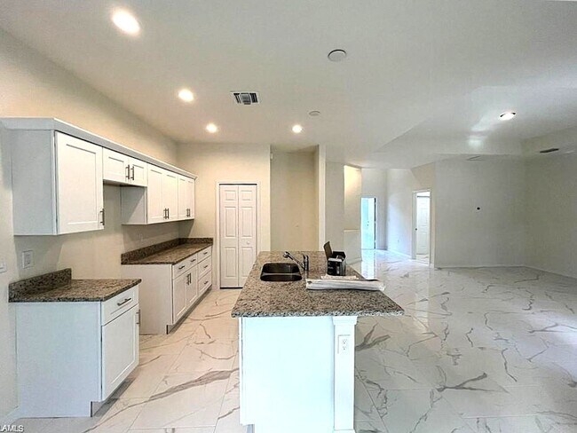 Building Photo - Large 4 bedroom, 3 bath, 2 car garage-MOVE...