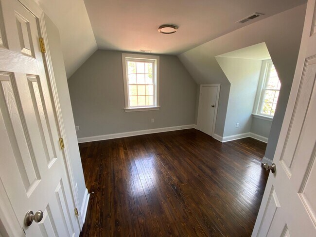 Building Photo - Updated 4 Bedroom Home Convenient to Carytown, Byrd Park And More. Available In July