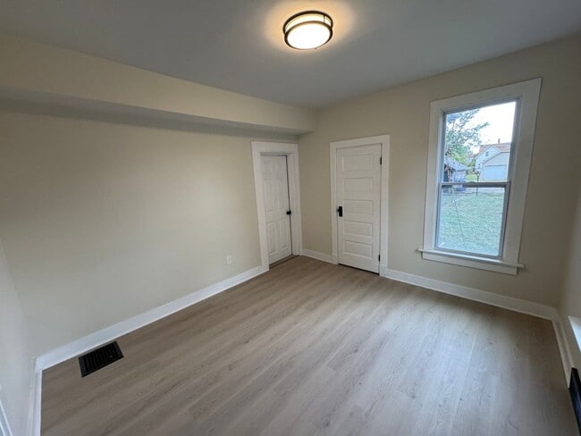 Building Photo - 4 bedroom with bonus room, 3 full bathrooms in Davenport