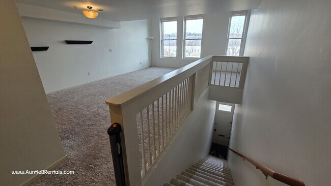 Building Photo - 3-Bedroom Upper-Level Condo in Historic Downtown Stillwater