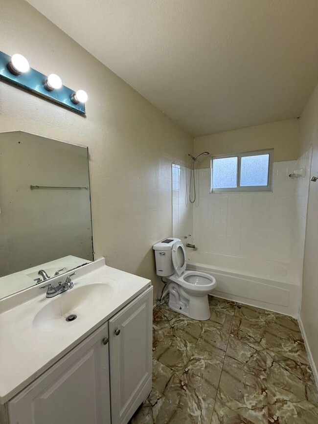 Building Photo - 1104 NW 8th Ave