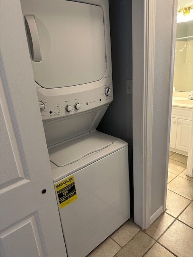 Building Photo - Charming First Floor Condo