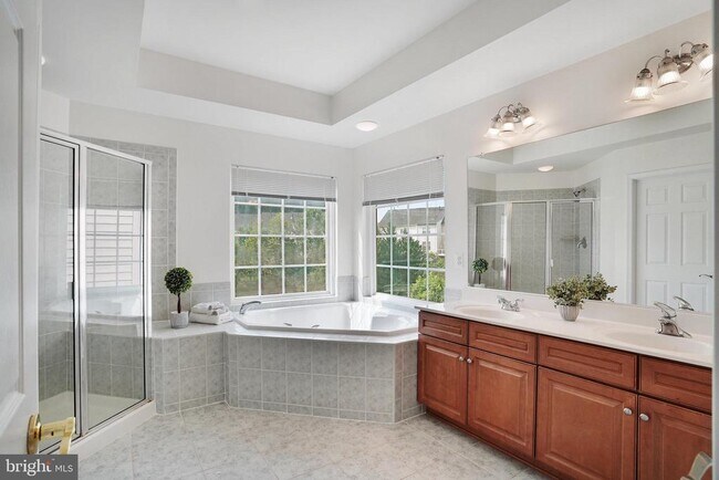 Building Photo - 4684 Carisbrooke Ln