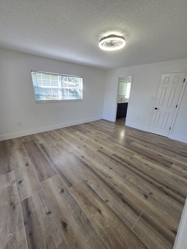 Building Photo - 383 Floral Dr