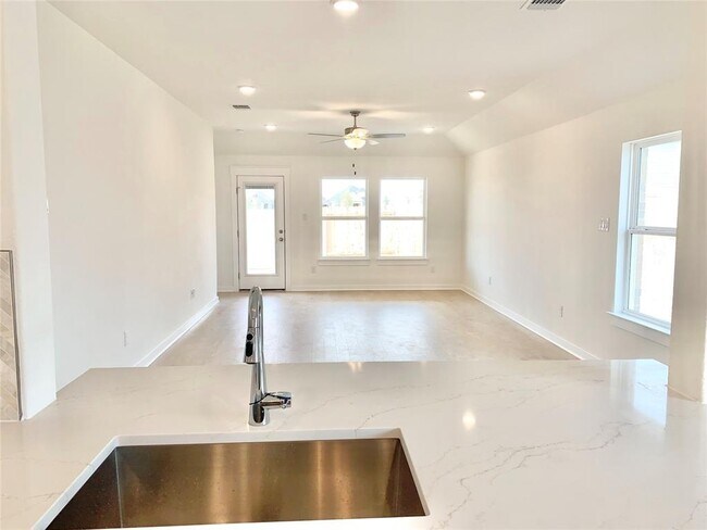 Building Photo - 126 Shackleton Dr