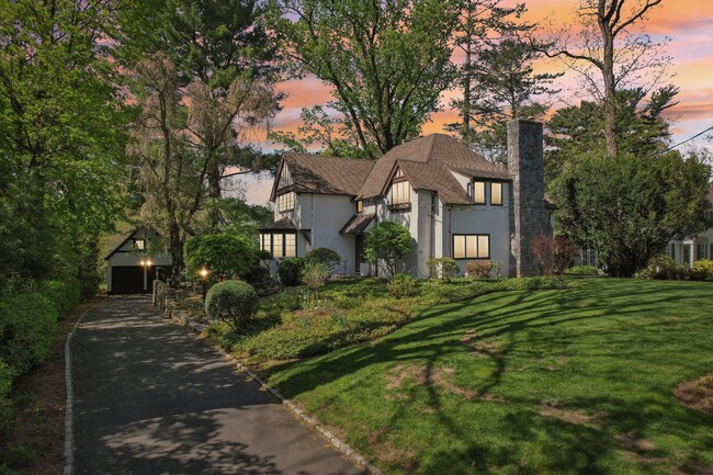 Building Photo - 10 Wayside Ln