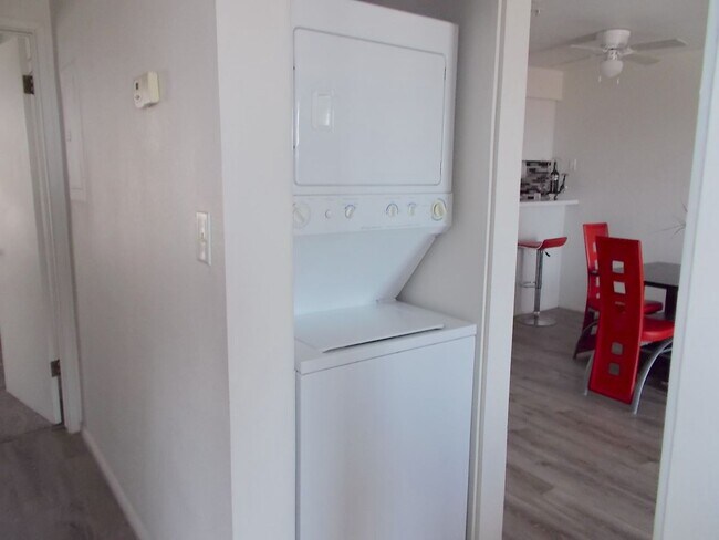 Building Photo - 2 Bed / 2 Bath Fully Furnished Condo – Top Floor Living!