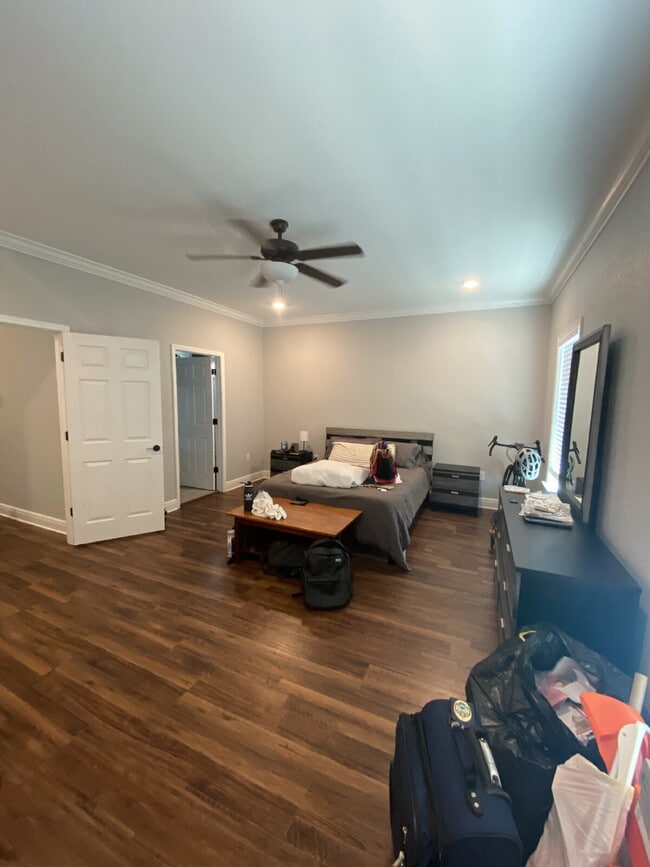 Building Photo - Situated in DeVillier's Square within convenient walking distance to Palafox, this contemporary r...