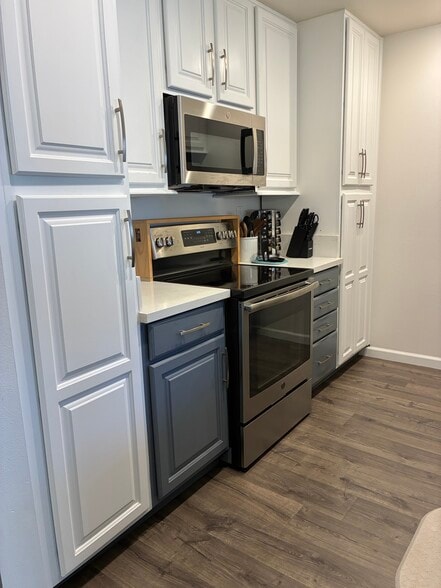 Shared kitchen - 25718 Hogan Dr