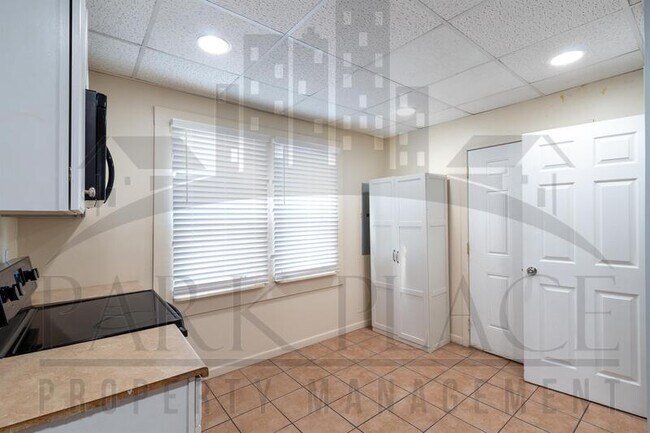 Building Photo - 734 E Morris St