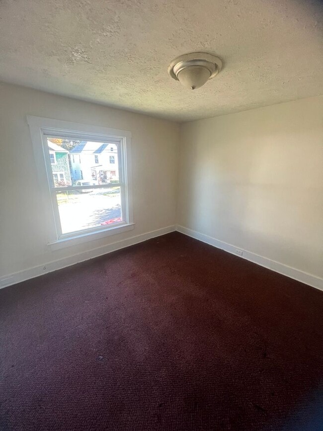 Building Photo - Large West Side 4 Bedroom House