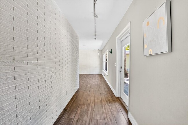 Building Photo - 2036 NE 30th St