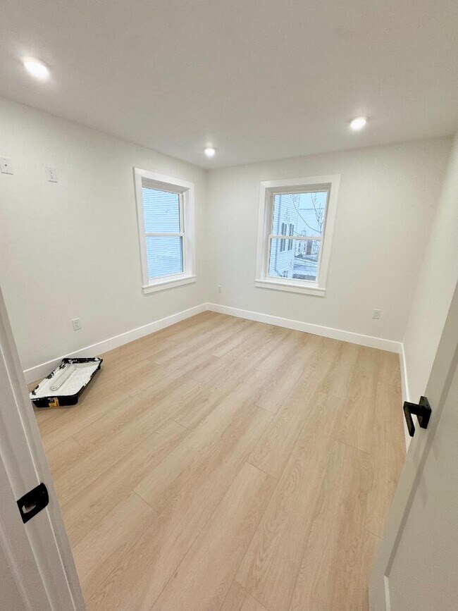 Building Photo - 118 E Huntingdon St