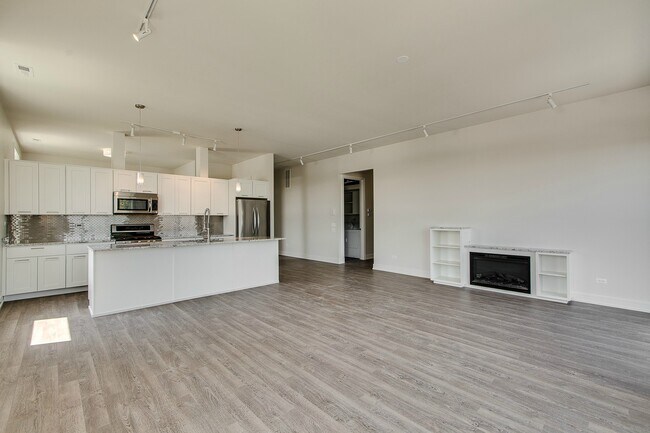 Building Photo - 4421 N Clark St