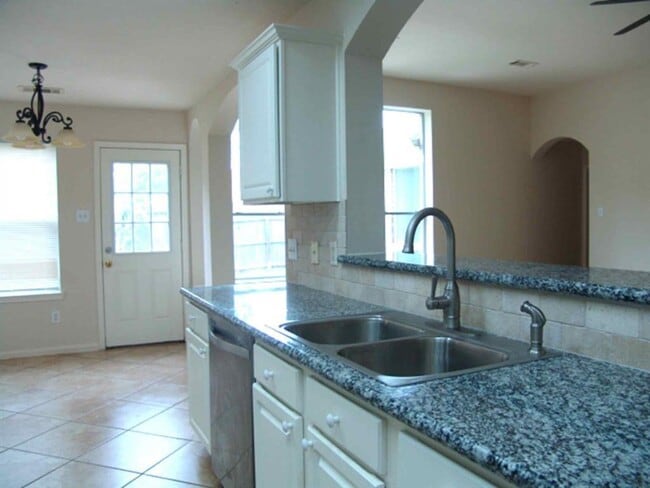 Building Photo - 4915 Lochman Ln