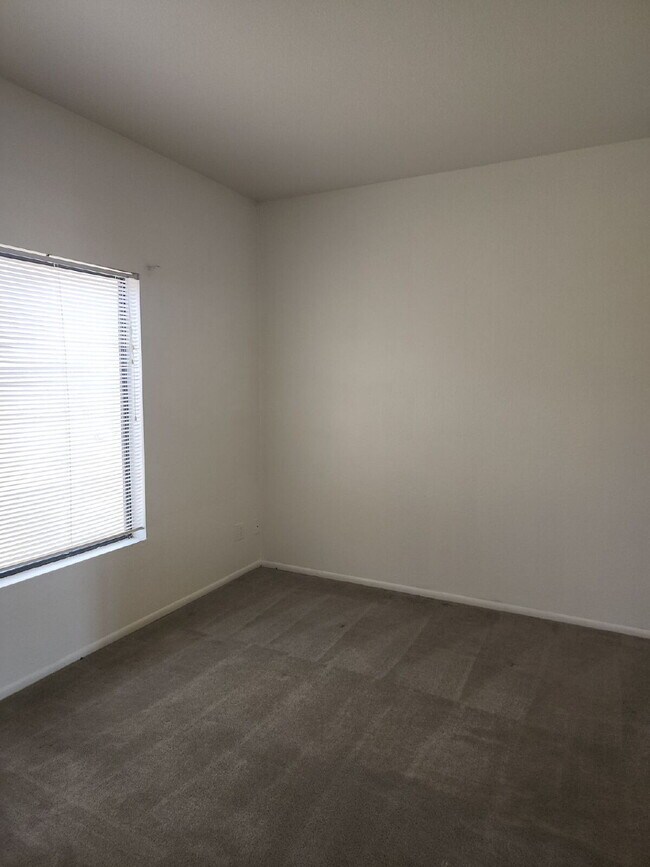 Building Photo - "Charming 2-Bed/1-bath in Phoenix with Cozy 704 Sq Ft Layout – Your Perfect Retreat in Phoenix!" ...