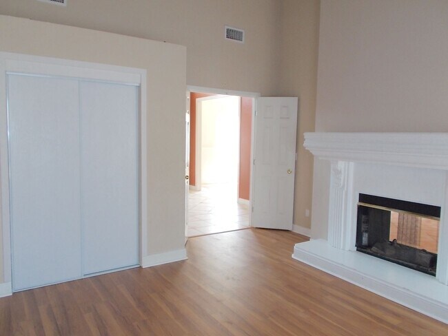 Building Photo - Spacious Estate on Nearly an Acre!