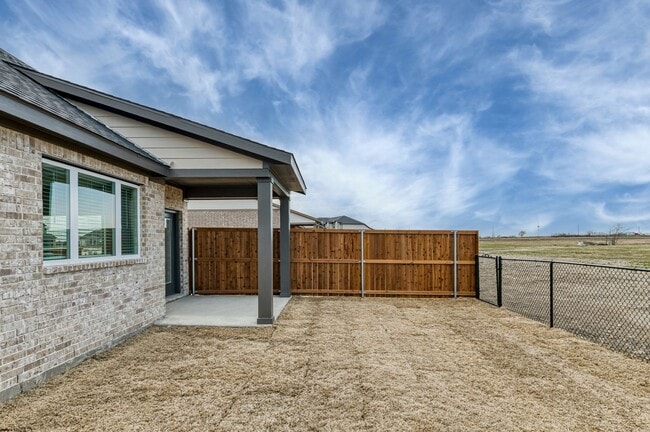 Building Photo - AVAILABLE NOW! 3 BEDROOM TRIPLEX LOT LOCATED ON 1-ACRE LOT IN MIDLOTHIAN, TX!