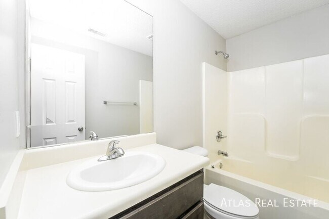 Building Photo - 322 Lexington Heights