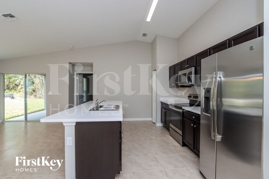 Building Photo - 785 Coconut St SE