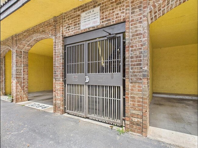 Building Photo - 806 W 24th St