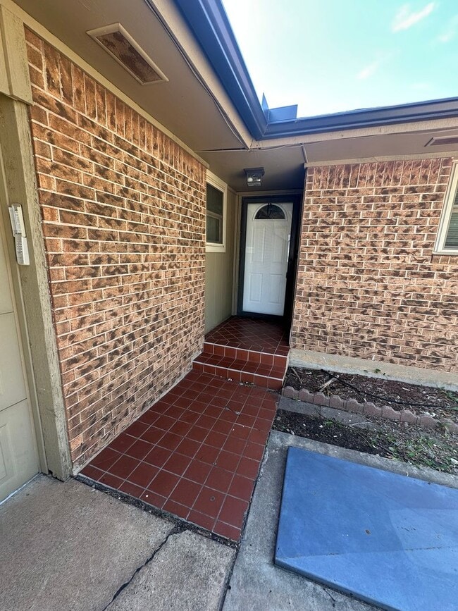 Building Photo - 312 S Avery Dr