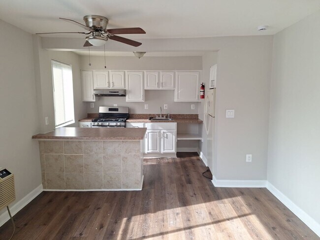 Building Photo - Affordable 2-Bedroom Apartment in Southwes...