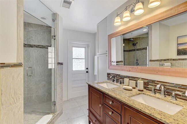 Building Photo - 4946 Commonwealth Dr