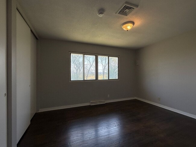 Building Photo - 2 bedroom 1 bath with carport in Washburn Rural School district