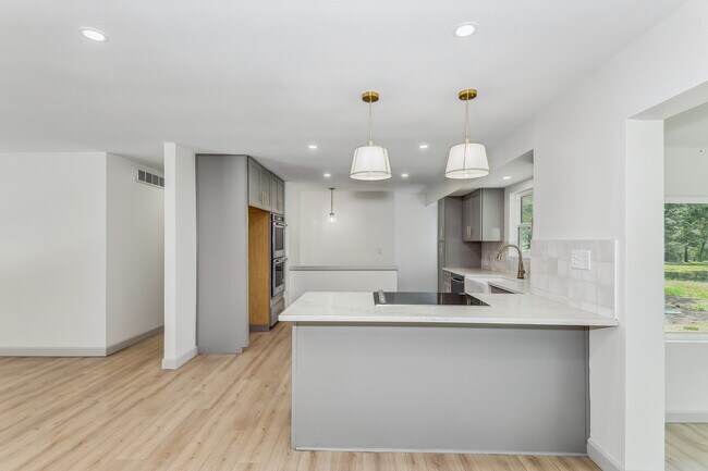 Building Photo - 2243 N Lynnwood Dr