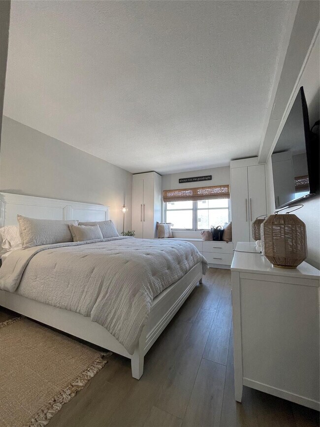 Building Photo - 400 Kings Point Dr