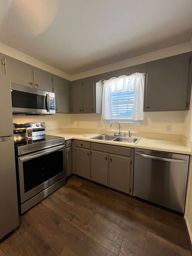 Building Photo - Recently Renovated Hendersonville Condo
