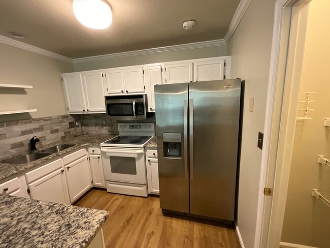 Building Photo - Now Available to View! Immaculate 2 bed, 2 bath, Fireplace, Garage, Granite and More!!