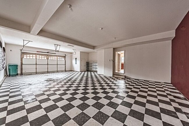 Building Photo - Stunning 5BR Home with Luxury Master Suite & Low-Maintenance Yard!