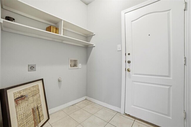 Building Photo - 409 E Austin Ave