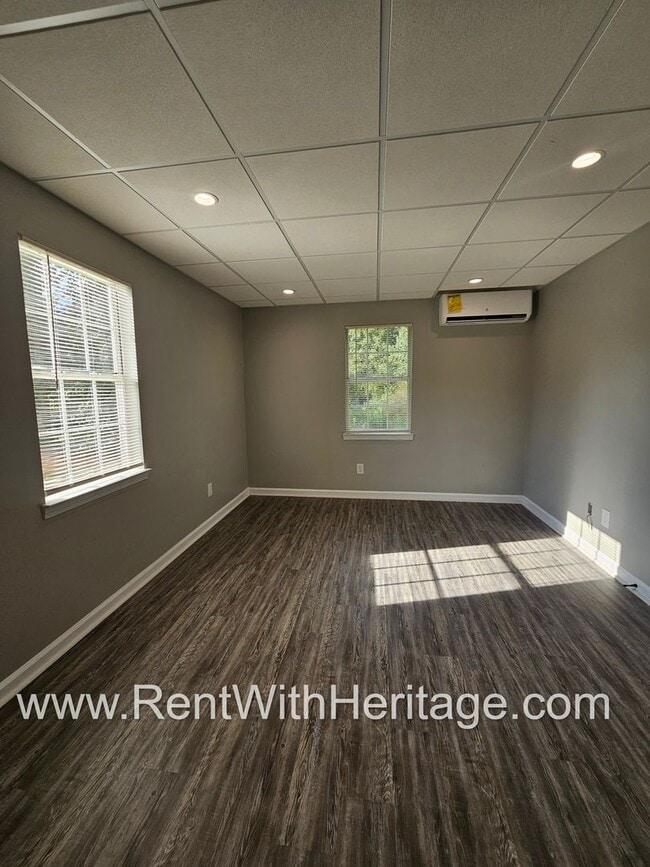 Building Photo - Gorgeous 5 bedroom/ 3 bath/ Upgrades Galor...