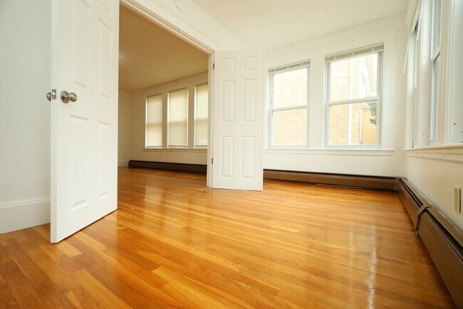 Building Photo - 98 Woodside Ave