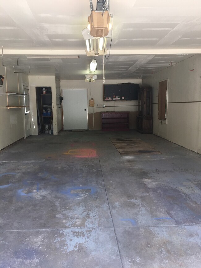 Building Photo - 3 bed 2 bath Riverside Home