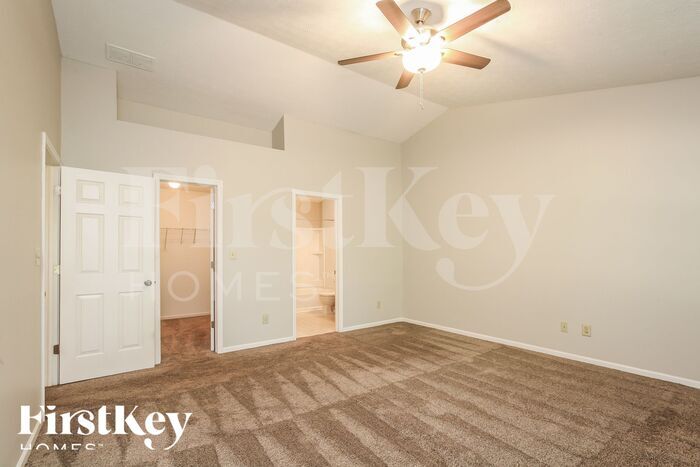 Building Photo - 557 E Pine Ridge Dr