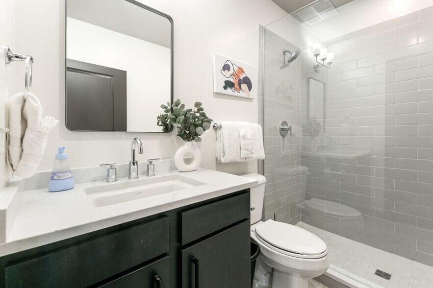 Building Photo - 611 Commerce St