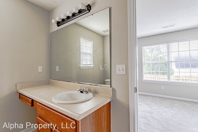 Building Photo - 3 br, 2 bath House - 4 Buzzell Ct
