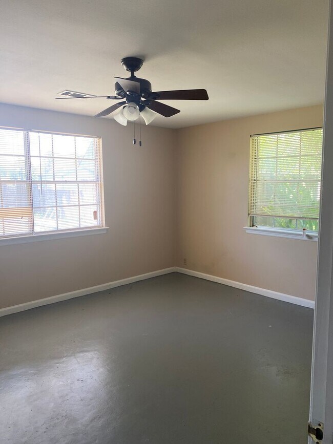 Building Photo - 866 W Lakeview Dr