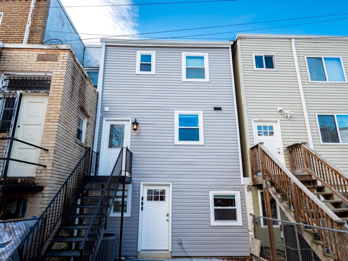 Building Photo - Elegant Petworth townhouse near Rock Creek...