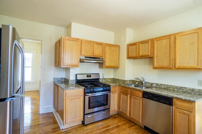 Building Photo - AVAILABLE 8/1/26 - Spacious First Floor Ap...