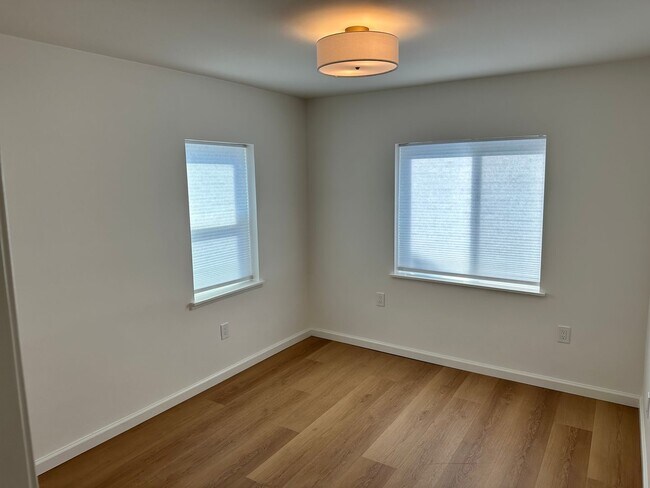 Building Photo - Blades Market