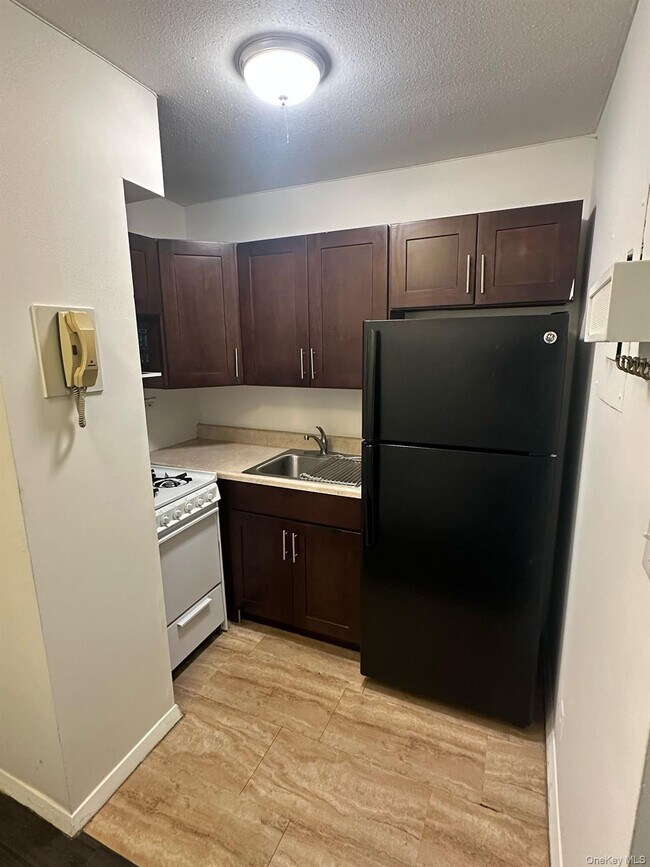 Building Photo - 150-38 Union Tpke Un