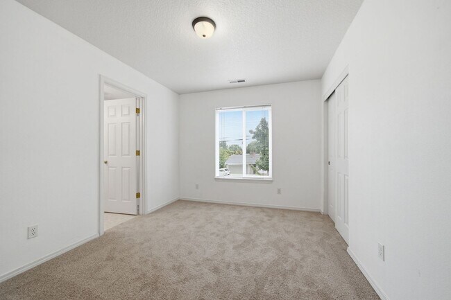 Building Photo - 1499 NE Birkshire Ct